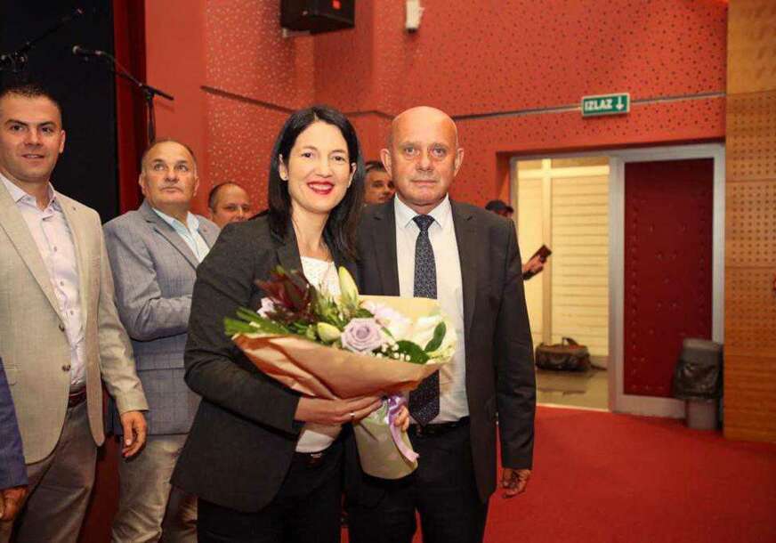 Jelena Trivić drži buket cvijeća i pored nje stoji Radislav Dončić