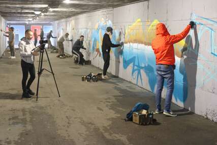 (FOTO) Počeo "Grafit fest": Mladi umjetnici oslikavaju podvožnjak u Lazarevu