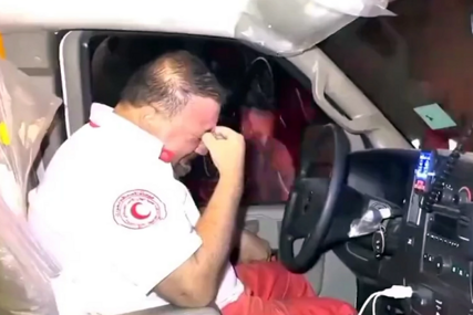 Vozač hitne pomoći iz Gaze se slomio: Jecao za volanom jer je nemoćan da pomogne svim ranjen ljudima (VIDEO)