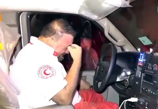 Vozač hitne pomoći iz Gaze se slomio: Jecao za volanom jer je nemoćan da pomogne svim ranjen ljudima (VIDEO)
