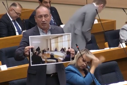 Igor Crnadak drži fotografiju na sjednici