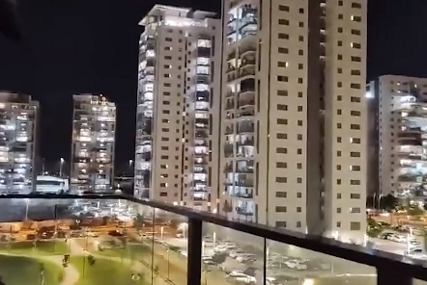 Pjesma odzvanja sa balkona: Nevjerovatan snimak iz Izraela, evo kako su podržali borbu protiv terorista (VIDEO)