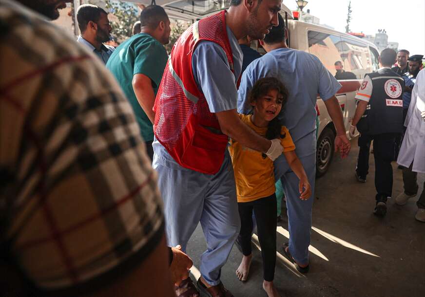 Stotine mrtvih: U zračnom napadu Izraela pogođeno dvorište bolnice u Gazi (FOTO)