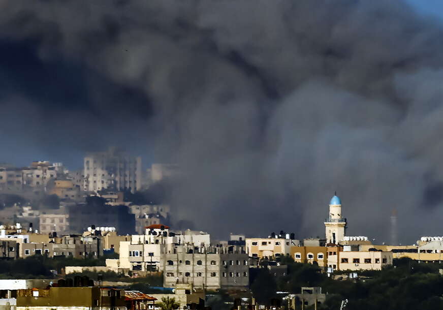 (FOTO) DJECA KAO ŽIVI ŠTITOVI Satelitske slike otkrile novi nivo užasa u Gazi