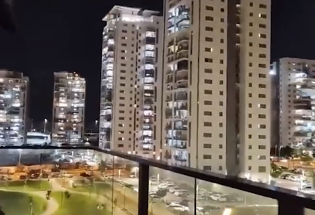 Pjesma odzvanja sa balkona: Nevjerovatan snimak iz Izraela, evo kako su podržali borbu protiv terorista (VIDEO)