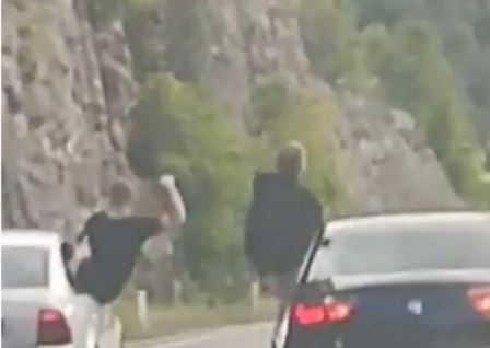 Scena koji ledi krv u žilama: Mladići tokom vožnje na putu Jablanica-Mostar sjedili na prozoru i pokazivali mišiće (VIDEO)