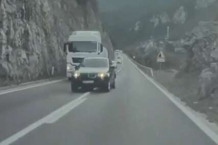 Opasna vožnja na putu Jablanica-Mostar: Dva auta PRETICALA KAMION preko pune linije (VIDEO)