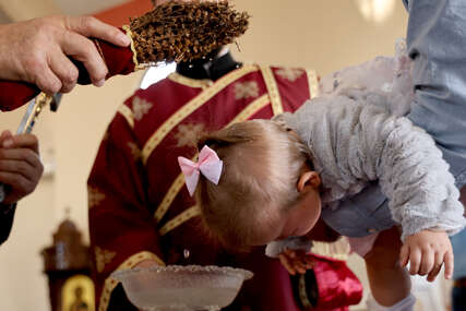 SUŠTINA NIJE U POKLONIMA Koje su dužnosti  kuma koji drži dijete na krštenju