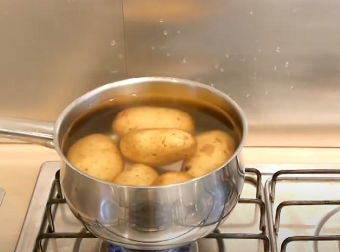 Mali trik koji mijenja ukus: Zašto se dodaje bijeli luk u krompir koji se kuva ili u pire