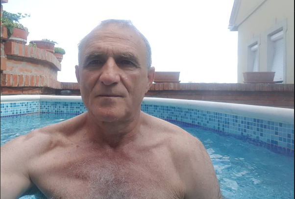 Lazar Ristovski odmara u bazenu