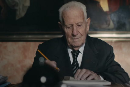Najstariji student na svijetu sjedi i piše