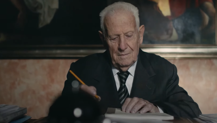 Najstariji student na svijetu sjedi i piše