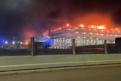 Obustavljeni svi letovi: Veliki požar guta garažu aerodroma u Londonu (VIDEO)