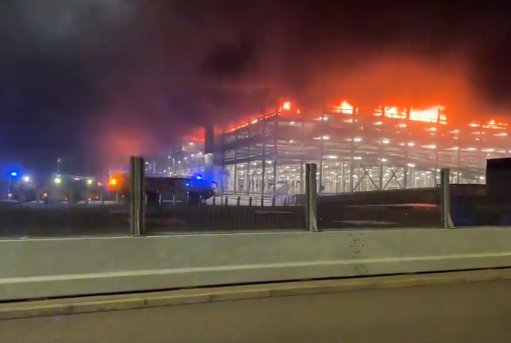 Obustavljeni svi letovi: Veliki požar guta garažu aerodroma u Londonu (VIDEO)