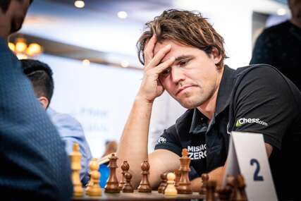 Magnus Karlsen za šahovskom tablom