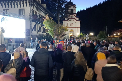 (VIDEO) TRADICIONALNO PRESVLAČENJE MOŠTIJU Vjernici strpljivo čekali ispred manastira Tumane kako bi uzeli djelić stare odežde Svetog Zosima