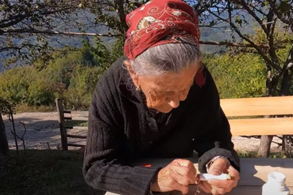 Nikada se nije šišala, a o udaji ne razmišlja: Baka Mare u 85. godini stavi konac u iglu bez naočala (VIDEO)