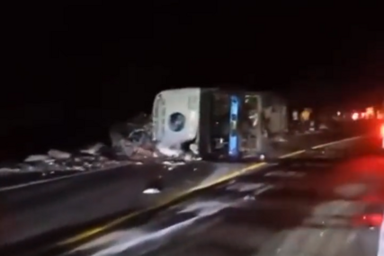 Užasna tragedija: Prevrnuo se autobus, 17 osoba poginulo (VIDEO)