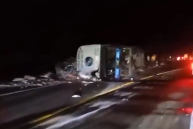 Užasna tragedija: Prevrnuo se autobus, 17 osoba poginulo (VIDEO)