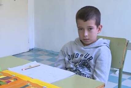 Na odmoru sa učiteljicom igra pikado: Mihajlo je jedini đak u školi u Fojnici kod Gacka (VIDEO)
