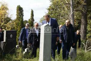 Milorad Dodik u posjeti groblju