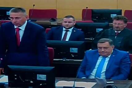 Rekao da ga bole leđa: Dodik pred Sudom BiH tvrdio da ne razumije optužnicu, odbio ustati kada je ušao sudija (VIDEO)