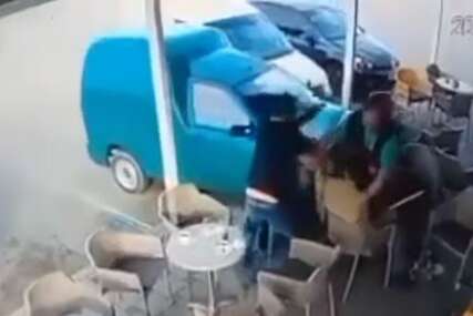 Drama na benzinskoj pumpi kod Modriče: Vozilo se samo pokrenulo, pa udarilo u goste u bašti kafića (VIDEO)