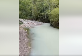 “Izgleda kao ekološka katastrofa” Neretva potpuno bijela, na dijelu vodotoka život u rijeci stao (VIDEO)