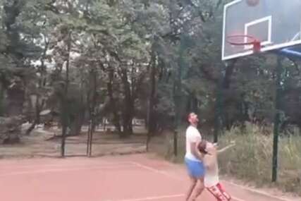 POKAZAO VELIČINU Novak sa dječakom u parku igrao basket (VIDEO)
