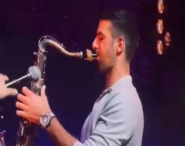(VIDEO) PONIJELA GA ATMOSFERA Novak se dohvatio saksofona i zasvirao na koncertu u prepunoj beogradskoj Areni