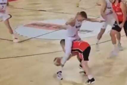 (VIDEO) Nevjerovatna snalažljivost: Košarkaš Orlovika se provukao kroz noge protivniku, pa poentirao