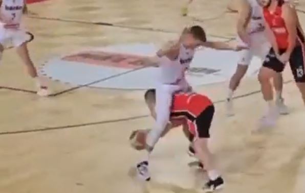 (VIDEO) Nevjerovatna snalažljivost: Košarkaš Orlovika se provukao kroz noge protivniku, pa poentirao