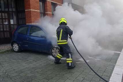 Požar u Banjaluci: Zapalio se "fiat punto", reagovali i vatrogasci (FOTO)