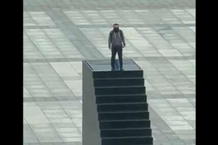 "Nema ulaza, tu je bomba" Muškarac se popeo na spomenik u centru Varšave i prijeti da će se raznijeti (VIDEO)