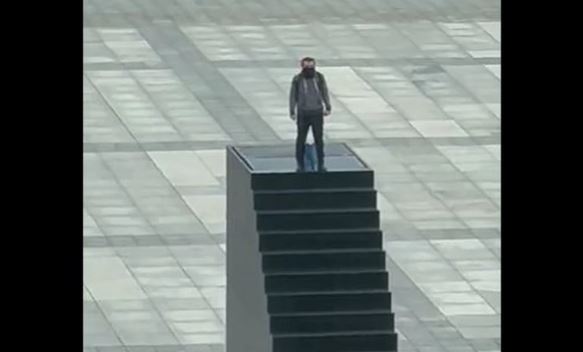  Muškarac se popeo na spomenik u centru Varšave i prijeti da će se raznijeti