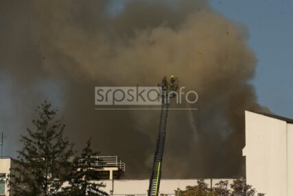 BUKTI VATRA Požar na zgradi Elektrokrajine u centru Banjaluke (VIDEO, FOTO)