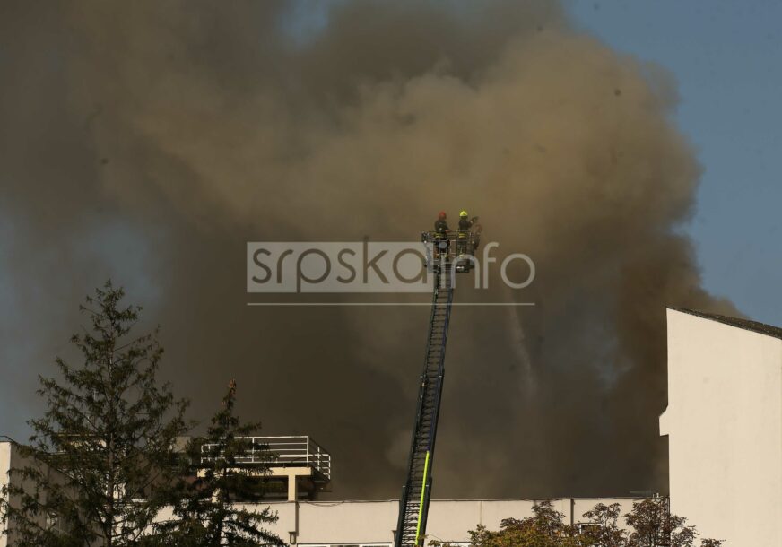 BUKTI VATRA Požar na zgradi Elektrokrajine u centru Banjaluke (VIDEO, FOTO)