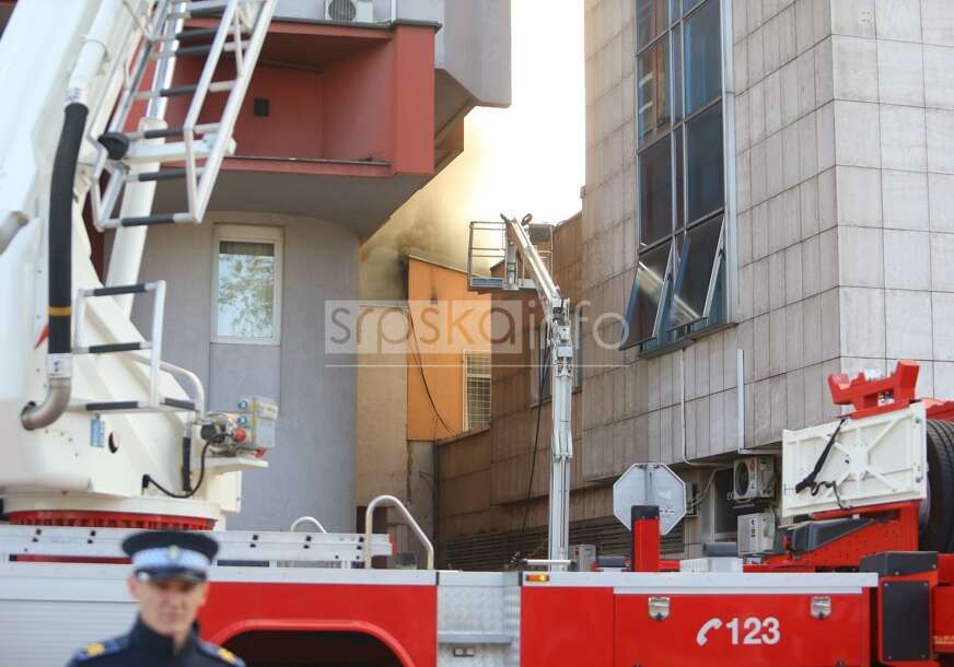Vatra guta sve pred sobom: Kako izgleda požar unutar zgrade Elektrokrajine (VIDEO)