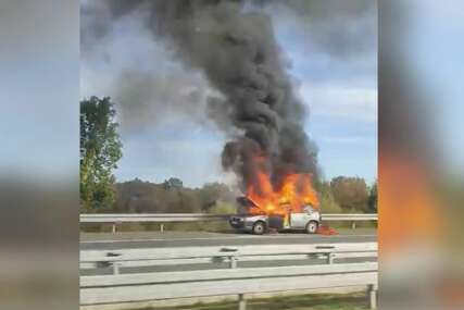 "Plamen je gutao bukvalno sve, prolaznici su stali kako bi pomogli” Buktinja na auto-putu, zapalio se automobil (VIDEO)