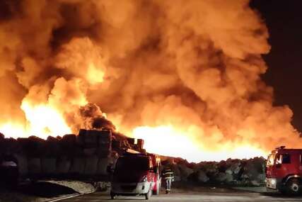 "Oprema na nama se topi, ovo je pakao" Vatrogasci u Osijeku na izmaku snaga, UZBUNA U GRADU zbog ogromnog požara (VIDEO, FOTO)