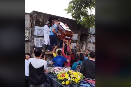 (VIDEO) Ispustili kovčeg nasred sahrane, nastala pometnja: Pokojnik ispao pred očima ožalošćene porodice