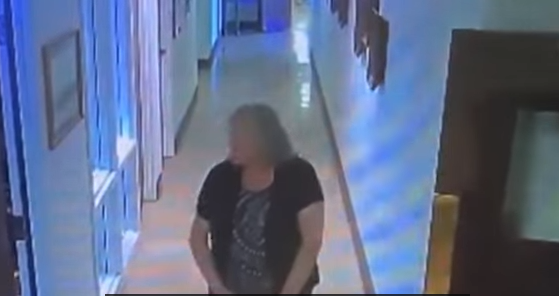 Žena hoda kroz hodnik