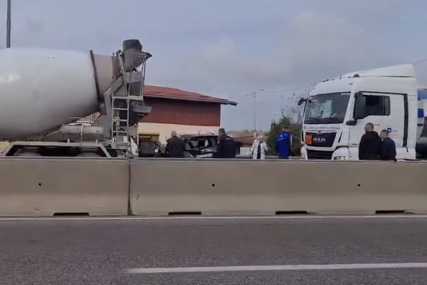 Džip završio “u sendviču” između 2 kamiona: Nesreća na brzoj cesti kod Banjaluke, saobraćaj se odvija otežano (VIDEO)