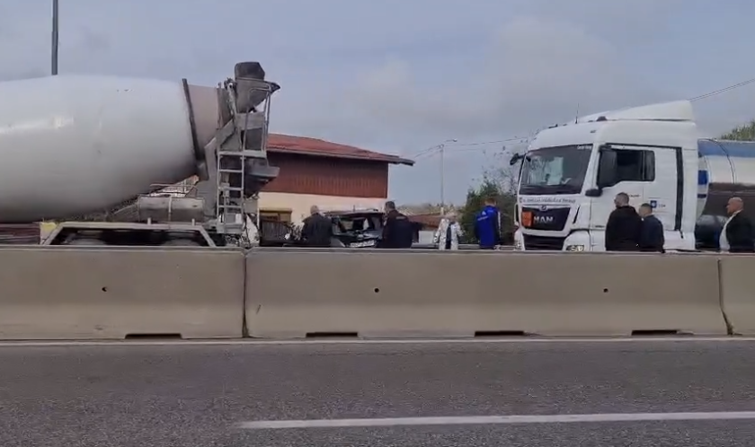 Džip u nesreći završio između 2 kamiona