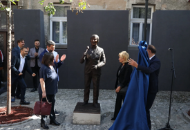 Otkriven spomenik Tomi Zdravkoviću u Skadarliji "Siguran sam da će njegove pjesme živjeti zauvijek, kao i sjećanje na njega" (FOTO)