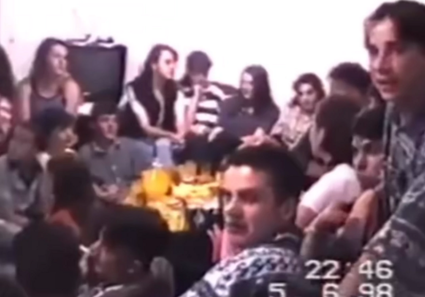Ovako su prije 25 godina izgledale žurke: Meze na stolu, pije se žuti sok, harmonikaš u gomili ljudi i svi pjevaju Cecu (VIDEO)