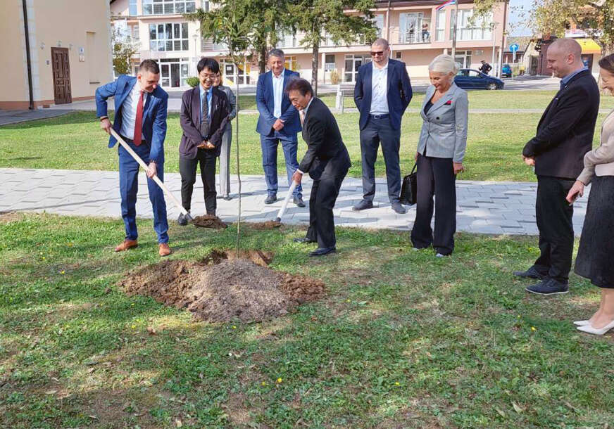 Ambasador Japana u BiH i načelnik opštine Pelagićevo sade drvo