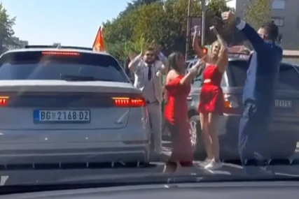 Ludnica na putu do restorana: Veseli svatovi izašli iz automobila, pa zaigrali nasred ulice (VIDEO)