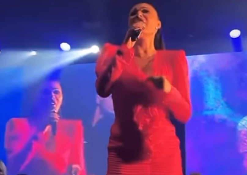 Ceca Ražnatović u miniću zapalila masu: Pjevačica dovela atmosferu do usijanja, 5.000 ljudi pjevalo uglas sa njom (VIDEO)