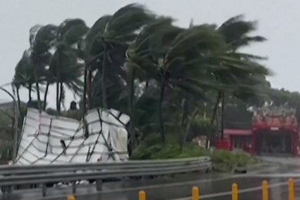 Jak vjetar nosi sve pred sobom: Snažan tajfun pogodio Tajvan, povrijeđeno 190 osoba
